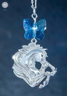 Limitovaná kolekce se Swarovski - světle modrý motýlek a vzpínající hlava koně
